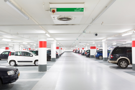 Parkhaus mit zahlreichen geparkten Autos und einem kleinen Jetventilator für große Abdeckung