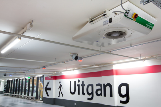 Weißer Deckenbereich mit einem kleinen Jetventilator