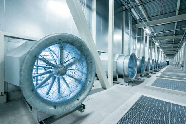 Ein großer industrieller Ventilator in einem weitläufigen Raum