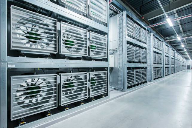 Weitläufiger Raum, ausgestattet mit mehreren großen Ventilatoren zur Verbesserung der Luftzirkulation